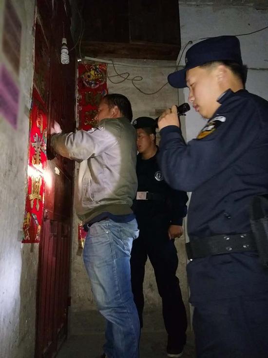 德阳粗心妈妈误将幼女锁家中 民警全城寻开锁师傅开门